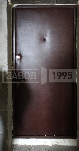 Установленная металлическая дверь с отделкой винилискожей, отделка откосов будет сделана на завершающей стадии ремонта