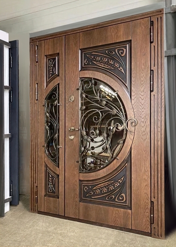 Парадная дверь с круглым стеклопакетом и кованой решеткой