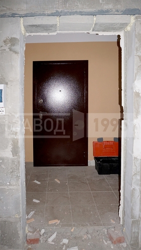 Дверной проем после демонтажа входной двери