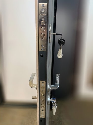 С классической фрезеровкой - замковая система