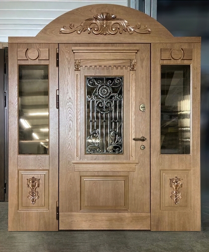 Парадная дверь массив с ковкой и резьбой