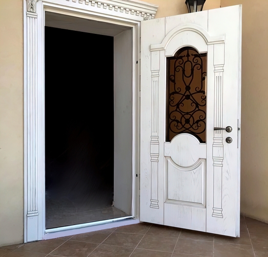 С карнизом, тонированным стеклопакетом и решеткой