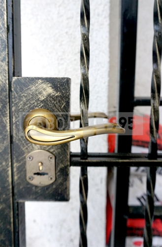 Замок и ручка на двери