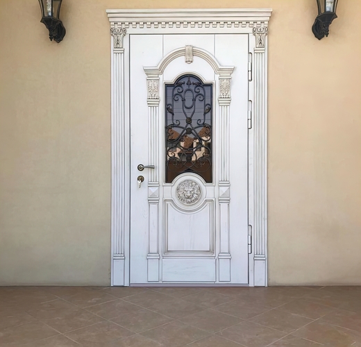 Одностворчатая парадная дверь с карнизом