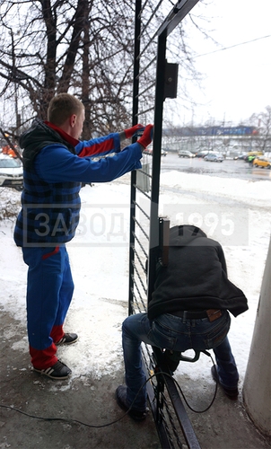 На время установки калитку перегородки снимают для удобства