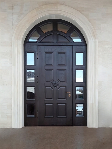 Арочная парадная дверь с остеклением
