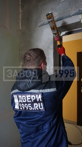 Заполнение технологических зазоров монтажной пеной