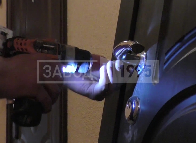 Установка дверных ручек