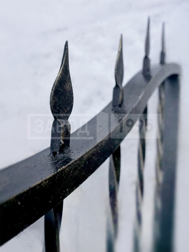 Наверху конструкции кованые заостренные прутки