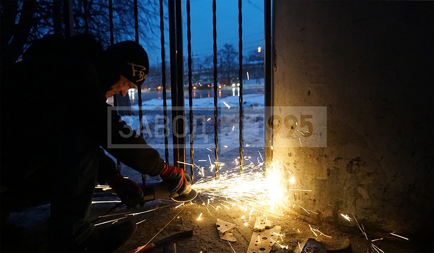 Обрезка лишних деталей и стальных заусенцев