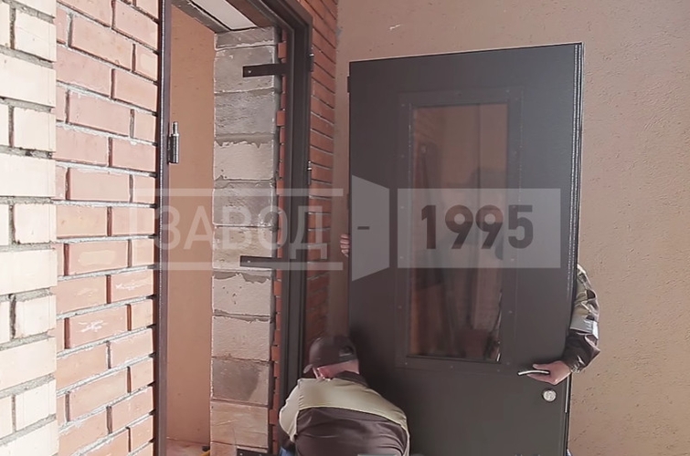 Навешивание правой створки с окном