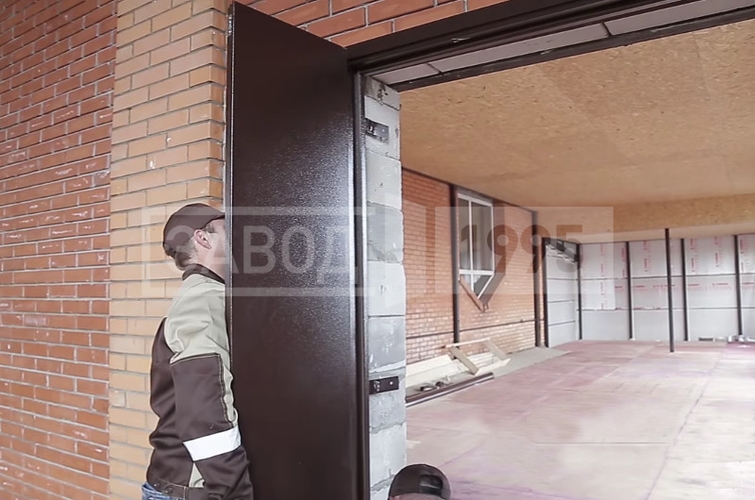 Навешивание левой створки