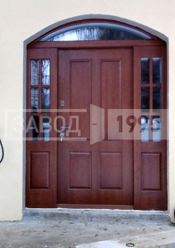 Входная дверь со вставками