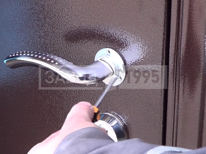 Установка дверных ручек