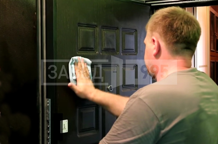 Влажная протирка двери