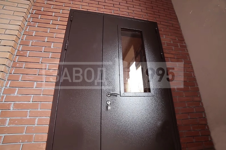 Вид технической двери с окном