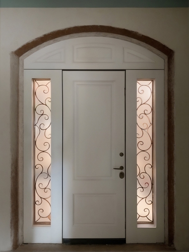 Арочная парадная дверь