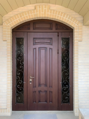 Арочная парадная дверь
