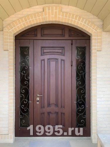 Арочная парадная дверь