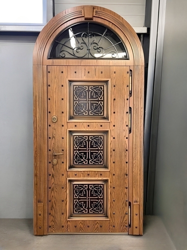 Арочная дверь с ковкой