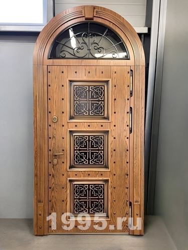 Арочная дверь с ковкой