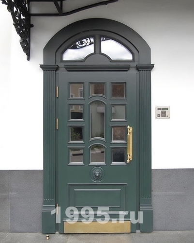 Арочная дверь с отбойником