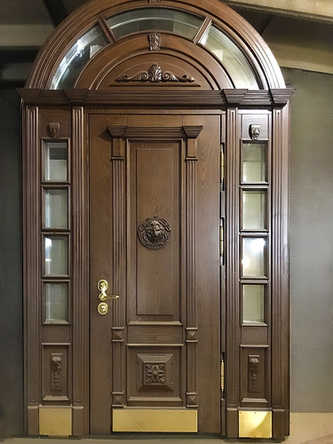 Арочная дверь с резьбой