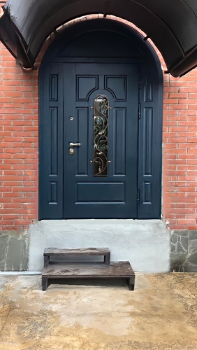 Арочная дверь со стеклом и решеткой