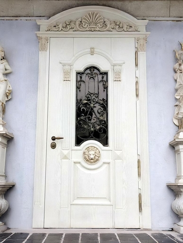 Белая дверь с капителью