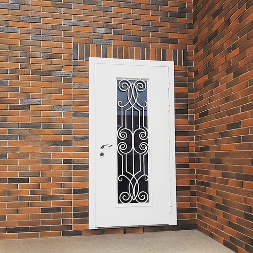 Белая дверь с ковкой и стеклом