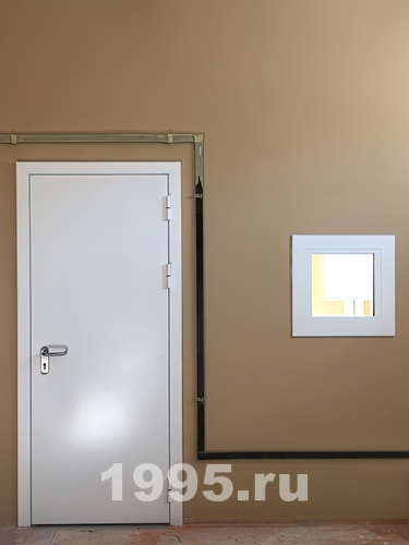 Белая одностворчатая дверь