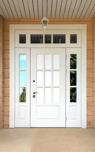 Белая парадная дверь МДФ с остекленными вставками