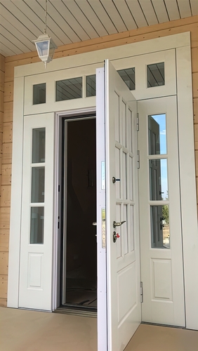 Белая парадная дверь МДФ с остекленными вставками