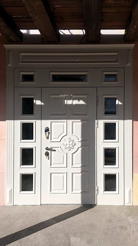 Белая парадная дверь с багетным рисунком