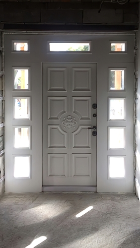 Белая парадная дверь с багетным рисунком