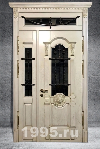 Белая парадная дверь с отделкой массивом дерева