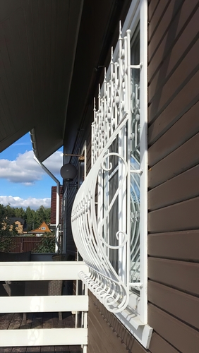 Белая решетка на окно Белая решетка на окно