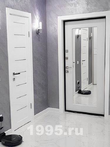 Белая входная дверь Белая входная дверь