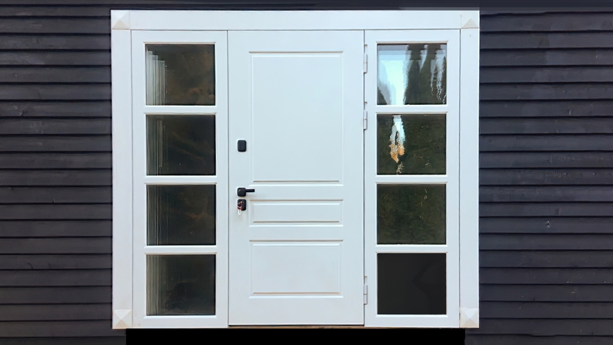 Белая входная группа с остекленными вставками