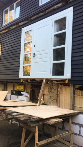 Белая входная группа с остекленными вставками