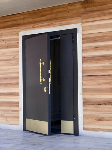 Черная дверь с отбойниками