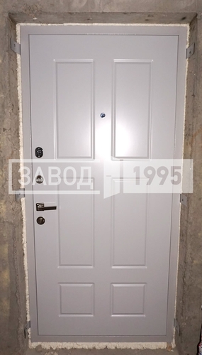 Установленная металлическая дверь, внутрення сторона с отделкой МДФ белого цвета