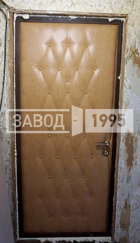 Установленная металлическая дверь с отделкой дутой винилискожей, внутрення сторона