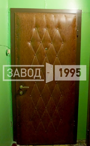 Установленная металлическая дверь дутая винилискожа, наружная сторона