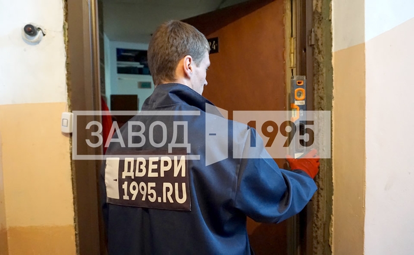 Дверную коробку выравнивают по уровню