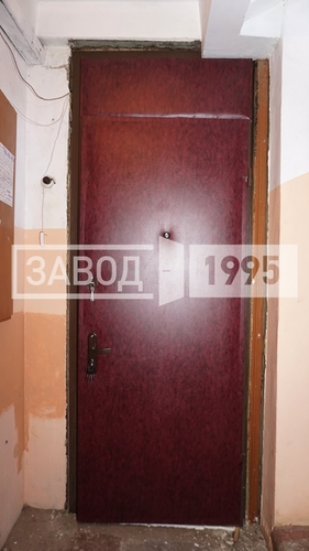 Установленная металлическая дверь с отделкой винилискожей