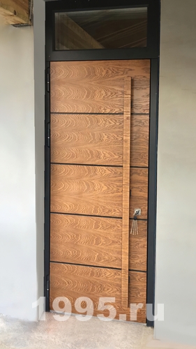 Дверь с бугельной ручкой