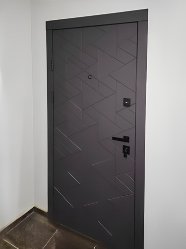 Дверь с черной фурнитурой