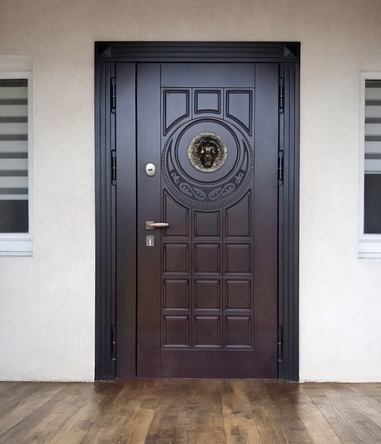 Дверь с декором «лев»