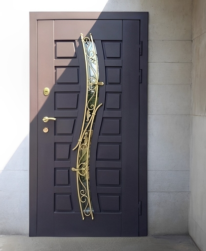 Дверь с изогнутой решеткой